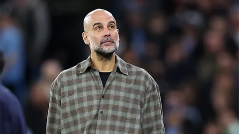  Man City thua ngay từ… chiếc áo gây tranh cãi của Pep Guardiola!